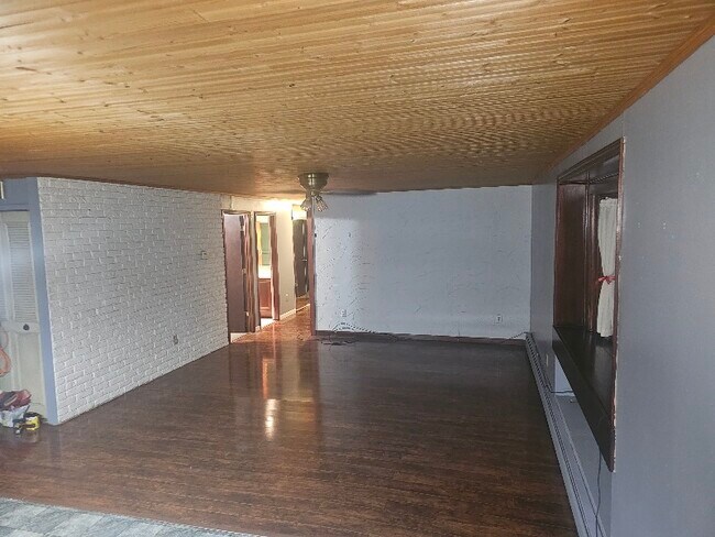 Building Photo - 19 Lloyd Dr