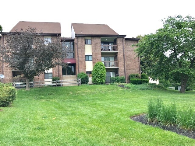 Building Photo - 15601 Dorset Rd