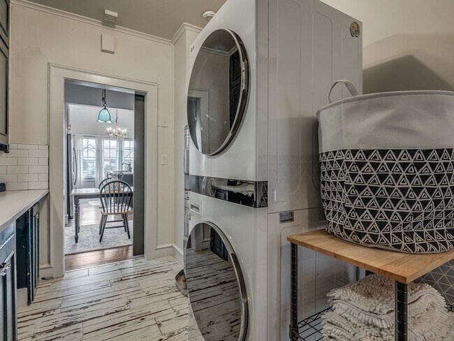 Building Photo - Stylish & Fully Furnished Home in the Hear...