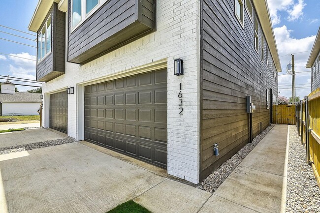 Building Photo - Luxury Living Redefined in the Heart of Fort Worth.