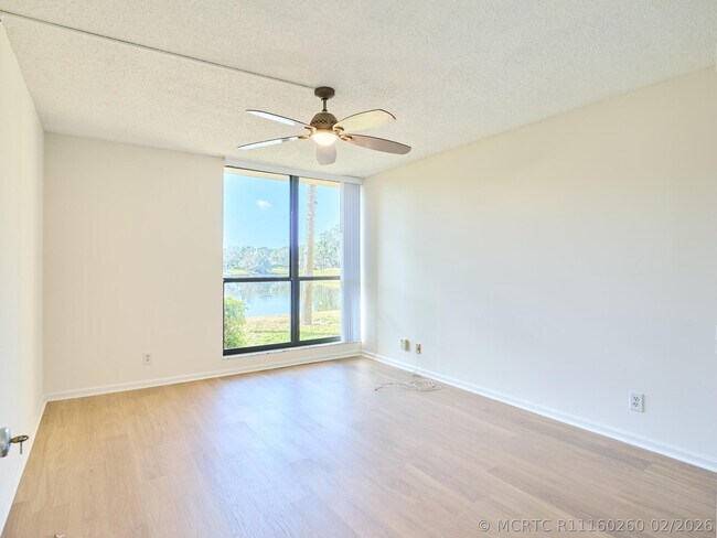 Building Photo - 5250 Woodland Lakes Dr