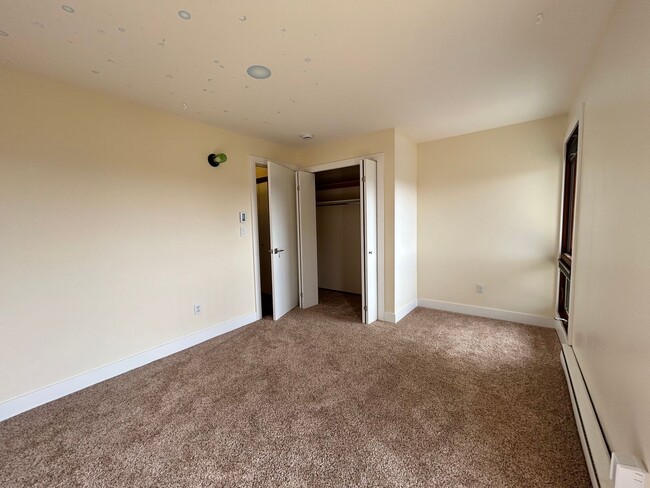 Building Photo - 2 Bedroom Mountain Home with Loft and Spec...