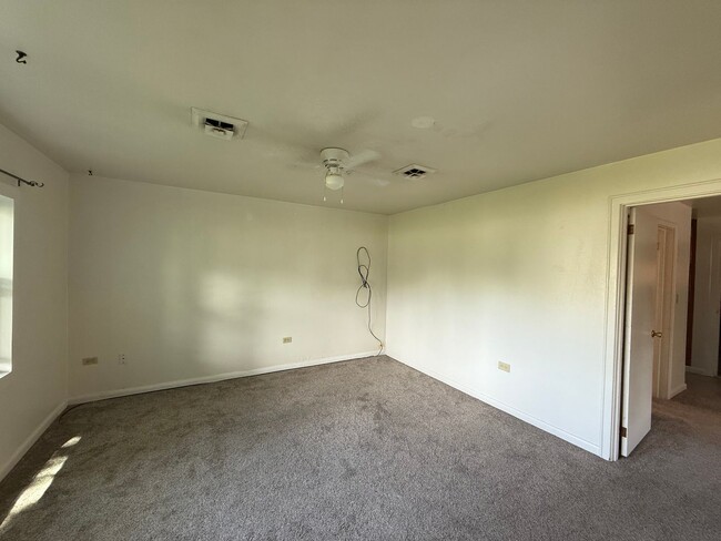 Building Photo - Pet Friendly! Central Air!