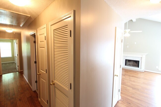 Building Photo - 3BR 2BA in Helena Loaded with Updates!!. Cute! Cute! Cute!