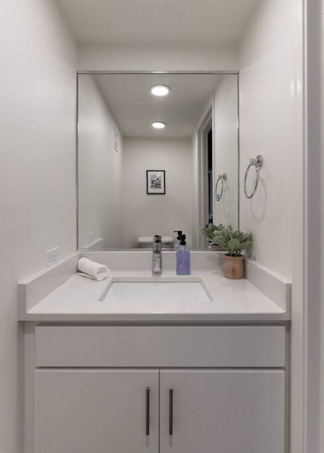 Building Photo - 100 E 13th St