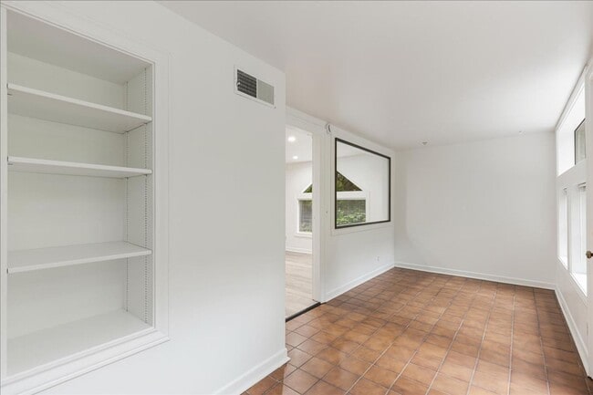 Building Photo - Newly Renovated + Sunny & Bright, 2 Bedroo...
