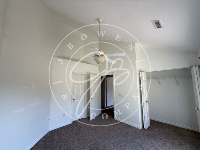 Building Photo - "Charming 2-Bed Condo with Fireplace & Scenic Views on Fox Cove Dr, Perrysburg!"