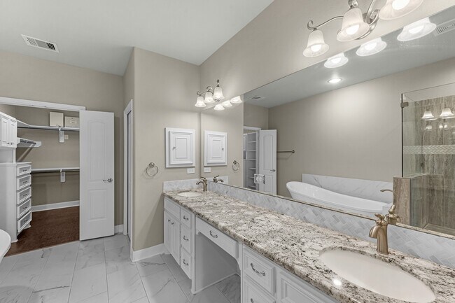Building Photo - 2034 Que Manor Dr