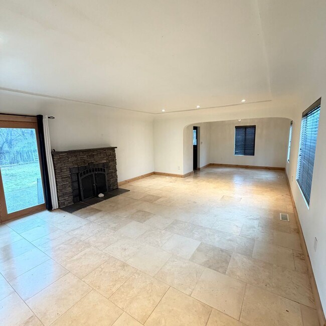 Building Photo - 3025 E 15th Ave