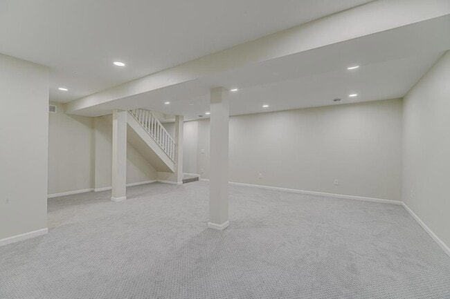 Building Photo - 835 Niagara Ln N