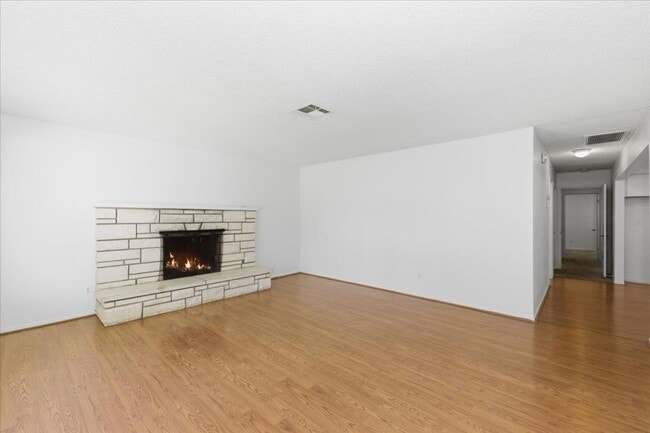 Building Photo - Prime Location for Busy Med Students