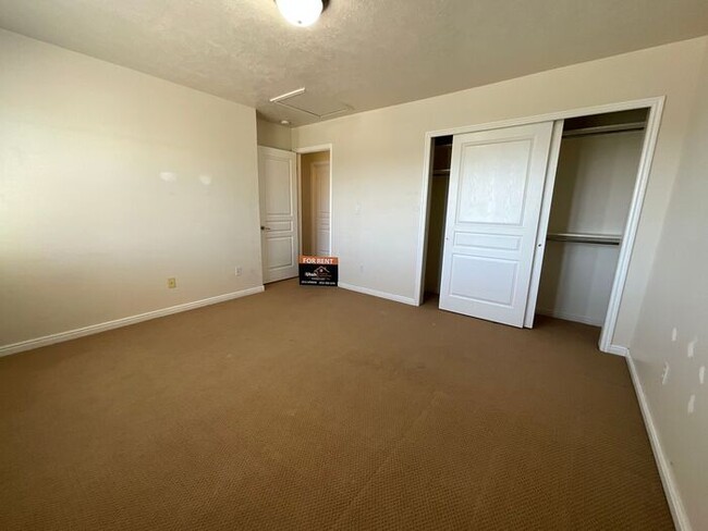 Building Photo - 6 bedroom 3 1/2 bathrooms 2 car garage Lar...