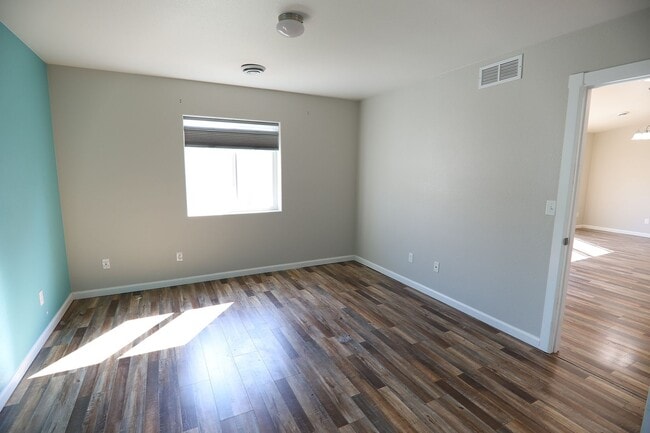 Building Photo - Newer patio home