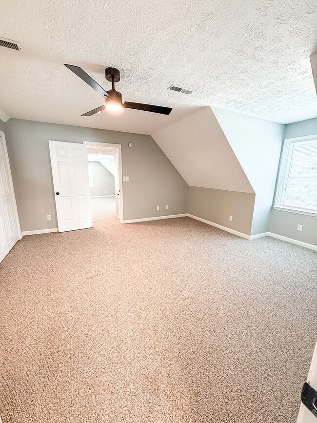 Building Photo - Charming Cape Cod in Halls