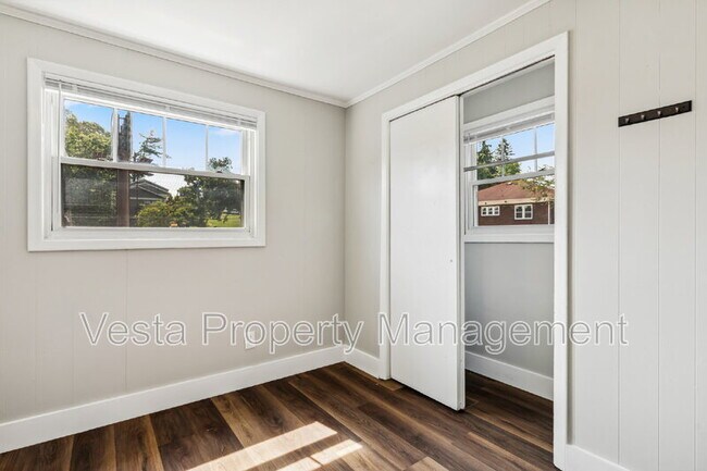 Building Photo - 4 Farrwood Ave
