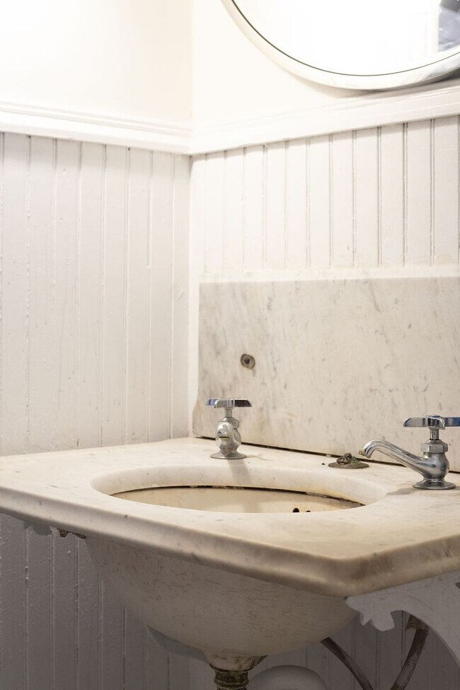 Building Photo - 220 W Chestnut St