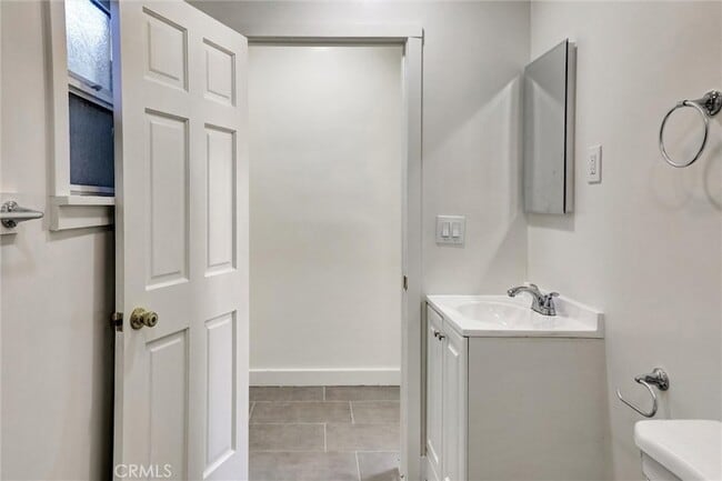 Building Photo - 950 E 48th St