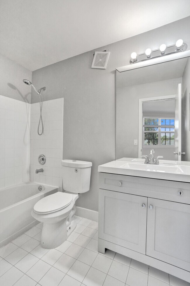 Building Photo - 9913 NW 57th Manor
