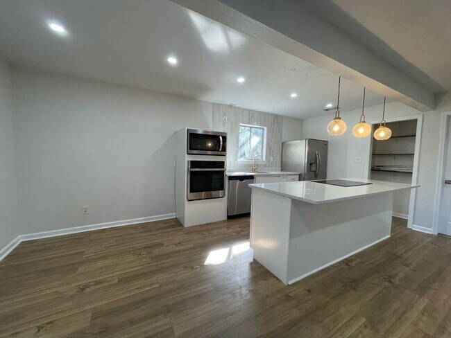 Building Photo - Completely renovated 2/1 on Golf Course!