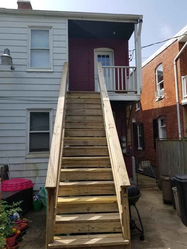 Building Photo - 211 W 5th St