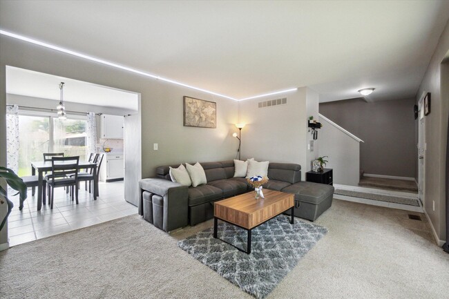 Building Photo - 578 E Mahan Ave