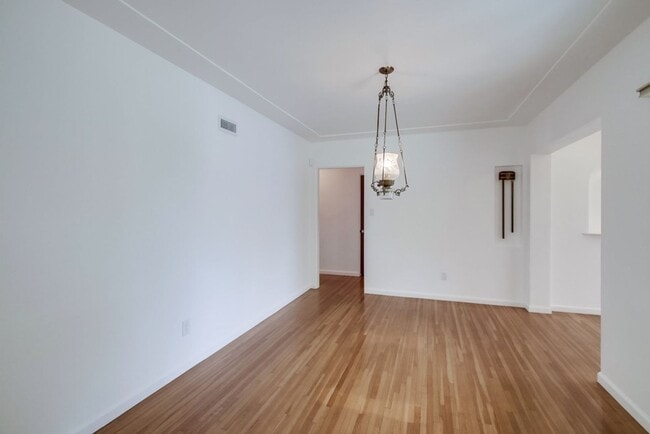 Building Photo - Charming 3 Bedroom Kensington Home