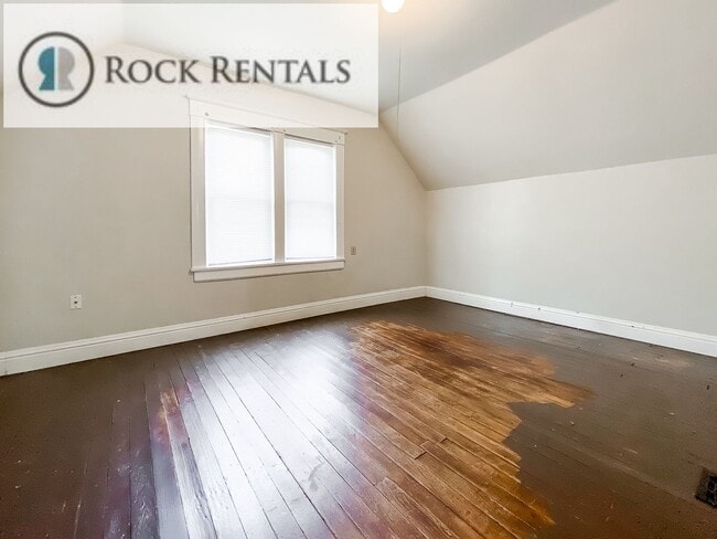 Building Photo - Large 4 Bed 2 Bath Home