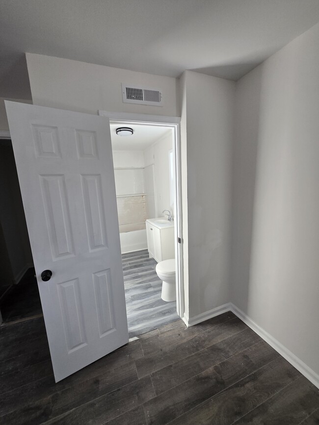 Building Photo - 503 N Orange St