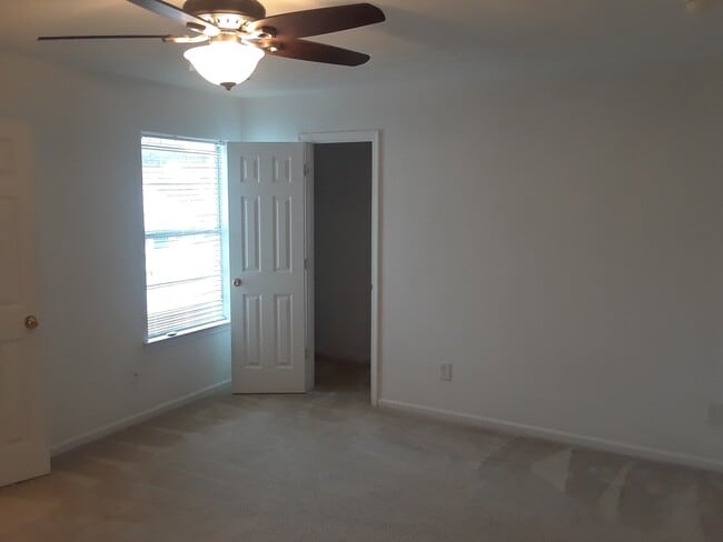 Building Photo - Suffolk: 3 bedrooms, 2.5 bathrooms near Obici