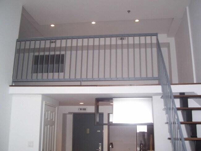 Building Photo - 42 Scholes St