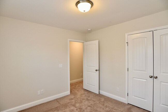 Building Photo - 3 Bedroom 2 1/2 Bath Townhome In Richmond Hill