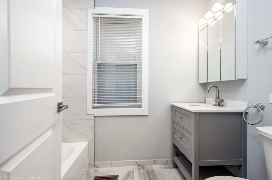 Building Photo - 4816 N Kilpatrick Ave