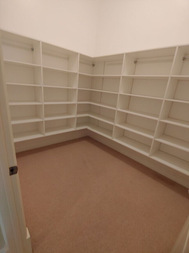 Building Photo - Stunning Penthouse Unit with Beautiful Views available for Rent!