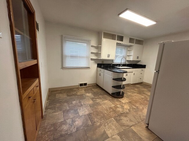 Building Photo - Lovely 2 bedroom Upstairs of a Duplex for Rent