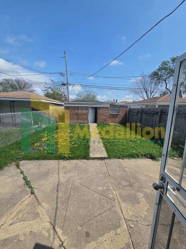 Building Photo - Updated 3-Bedroom Single-Level Home with Backyard Space