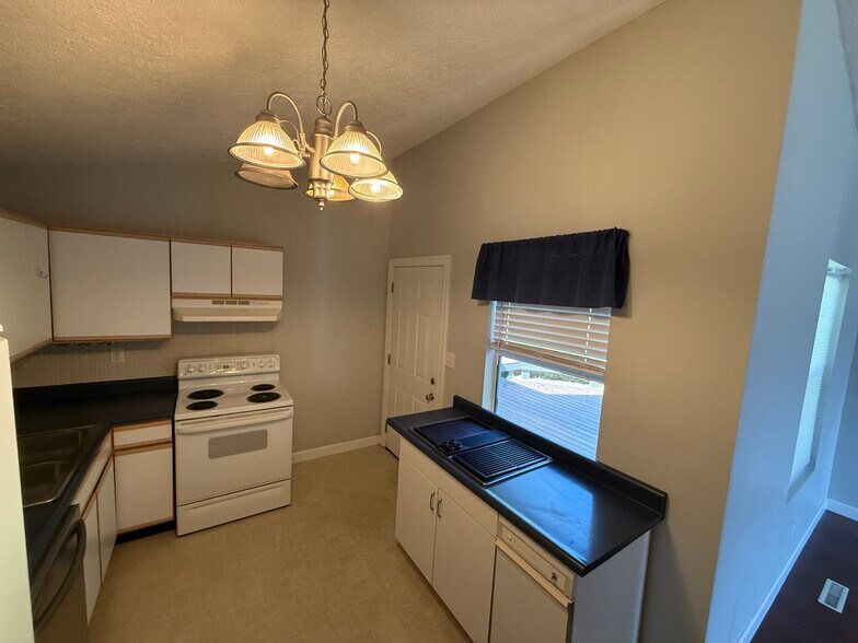 Kitchen - 733 Riley St
