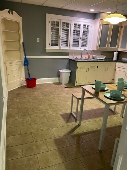 Kitchen - 206 S Walnut St