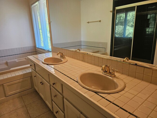 Building Photo - TRADITIONAL HOME IN PALISADES NEIGHBORHOOD...