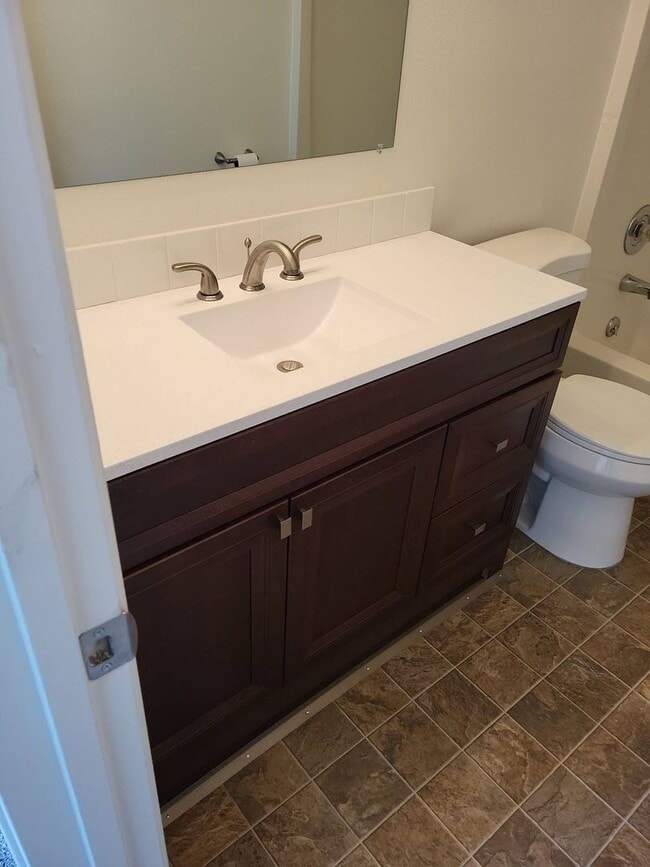 Building Photo - Hillview Duplex