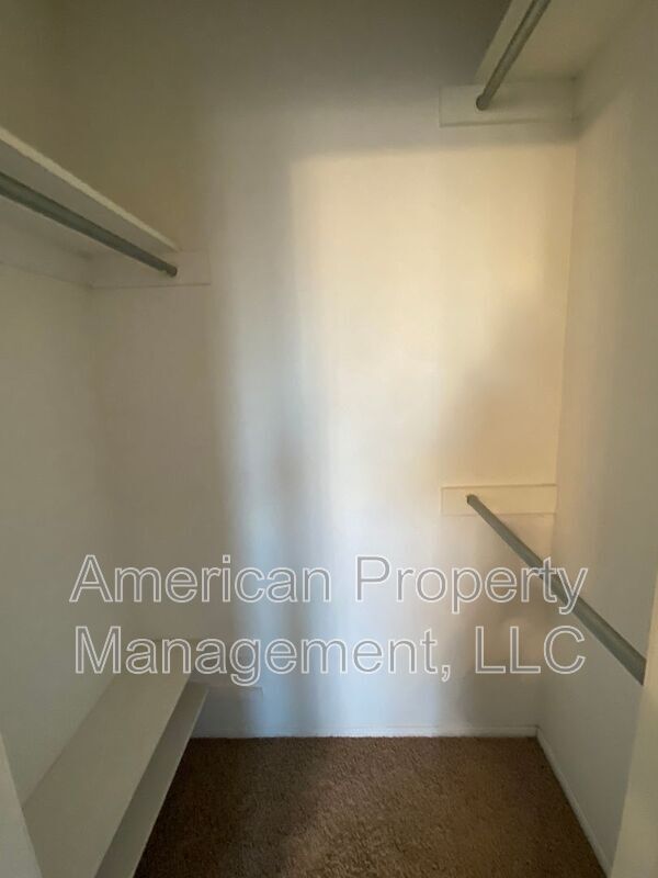 Building Photo - 1132 N Hickory Dr