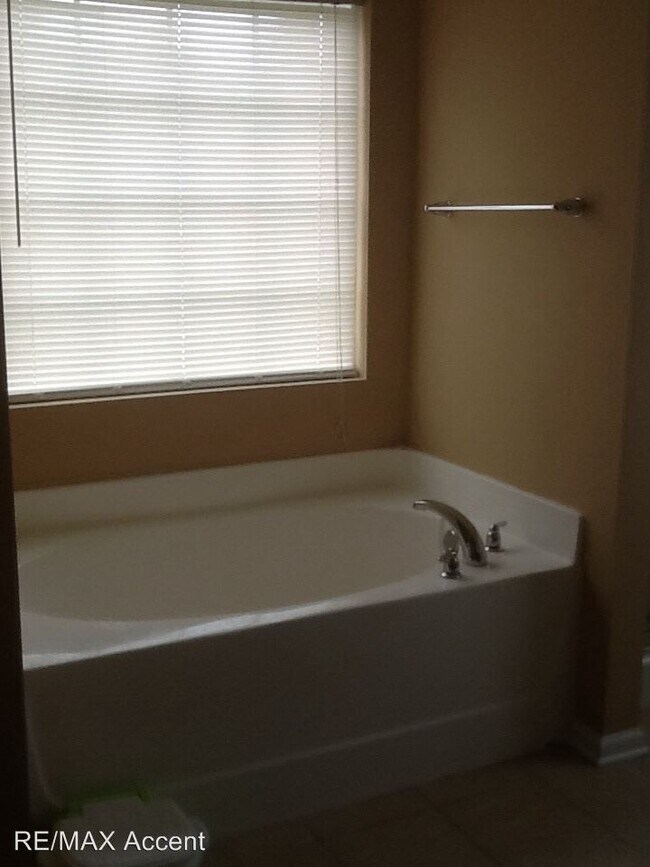 Building Photo - 248 Sweetwater Station Dr