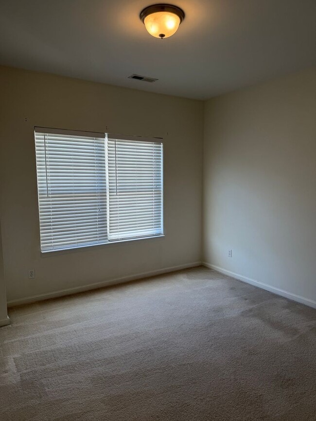 Building Photo - Close to Percy Priest Lake