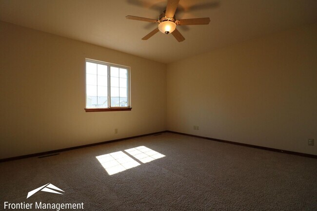 Building Photo - Gorgeous Duplex with Amazing View Off of Scenic Drive!