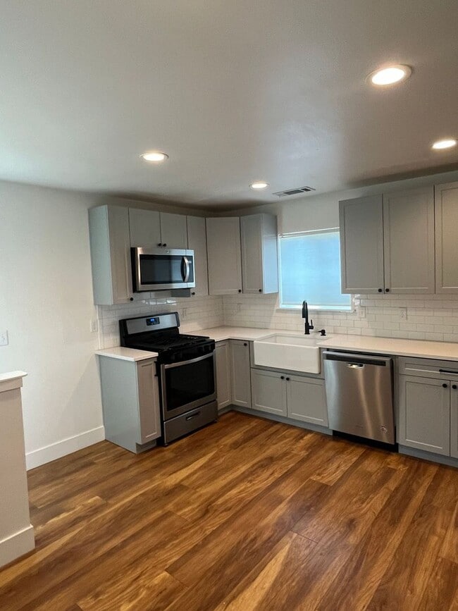 Building Photo - 1129 Stewart Ave