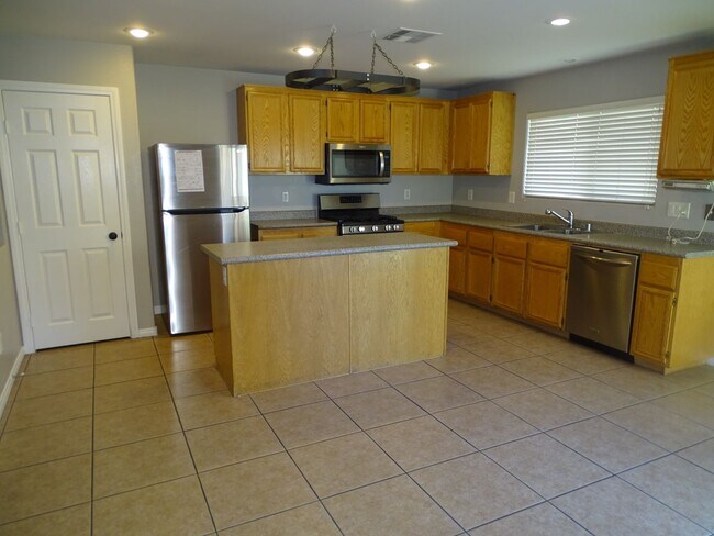 Building Photo - 3 Bed Southwest Home Convenient To The Durango Station Casino