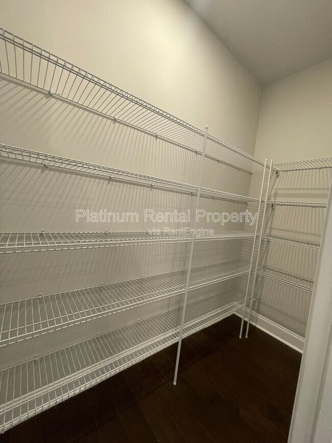 Building Photo - 1825 Dahlia Dr