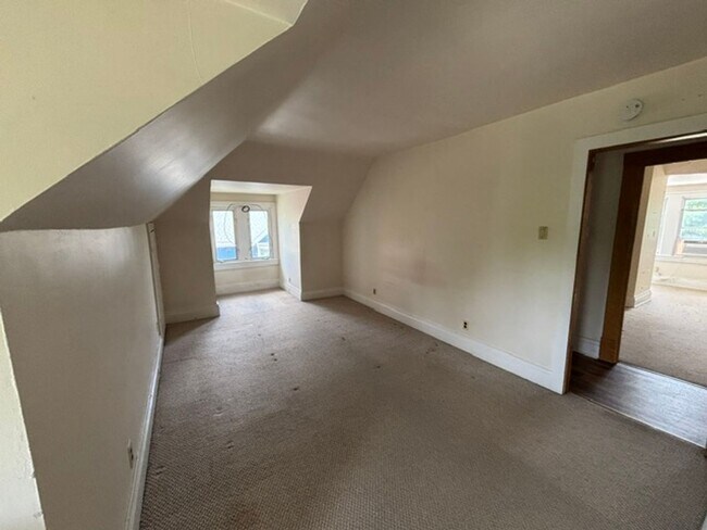 Building Photo - 321 Luzerne St