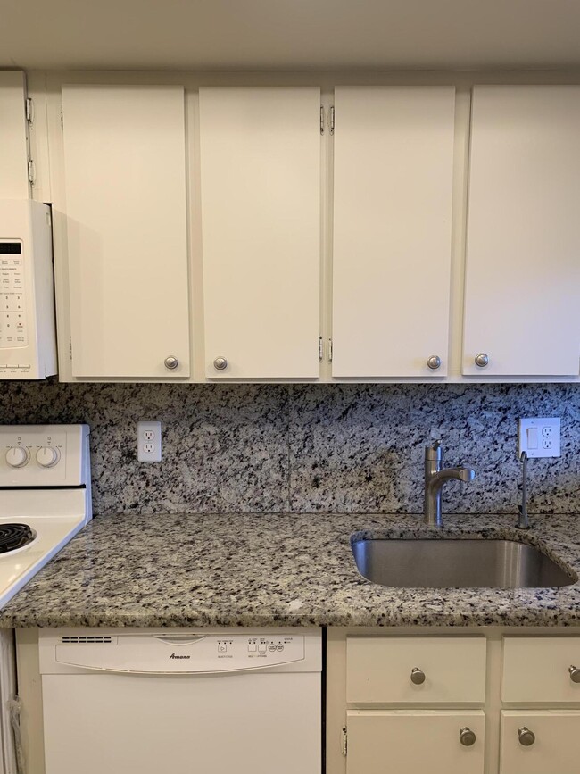 Building Photo - 3212 Strawflower Way