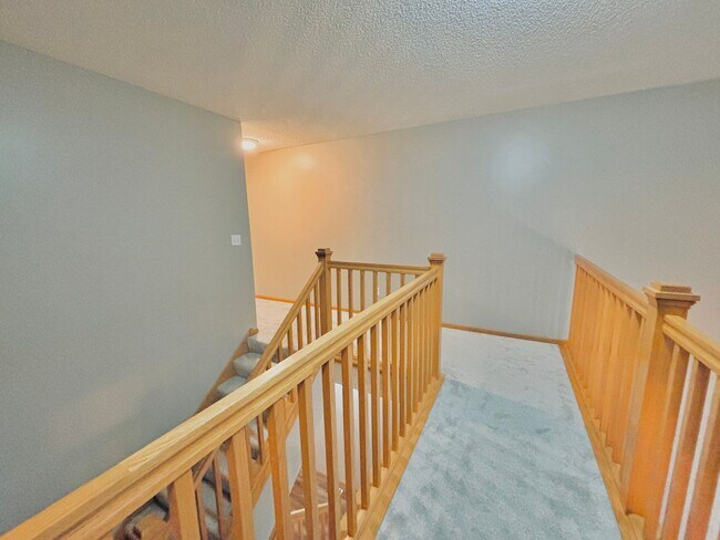 Building Photo - Gorgeous 3 Bedroom 4 Bath End Unit in Eagan
