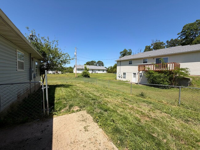 Building Photo - 3-Bedroom Home in Quiet Neighborhood Located in St. Robert, MO!